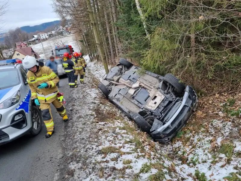Bącza Kunina: Samochód osobowy wypadł z drogi i dachował
