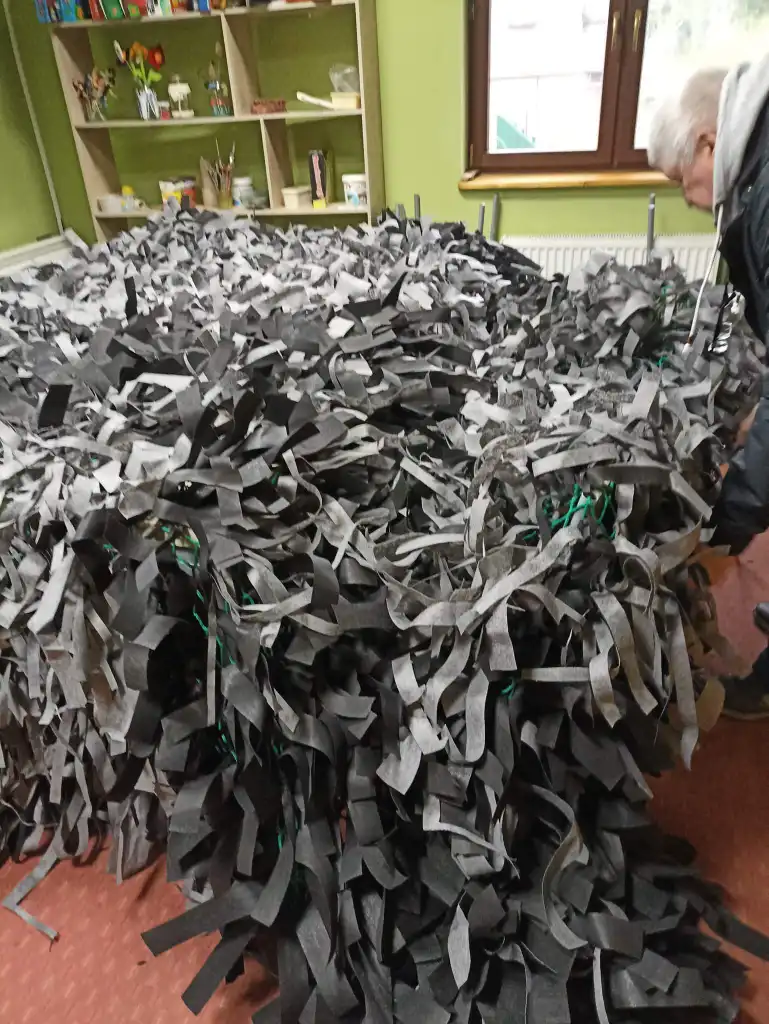 W Centrum Kulturalno-Społecznym w Marcinkowicach powstały siatki maskujące dla ukraińskich żołnierzy