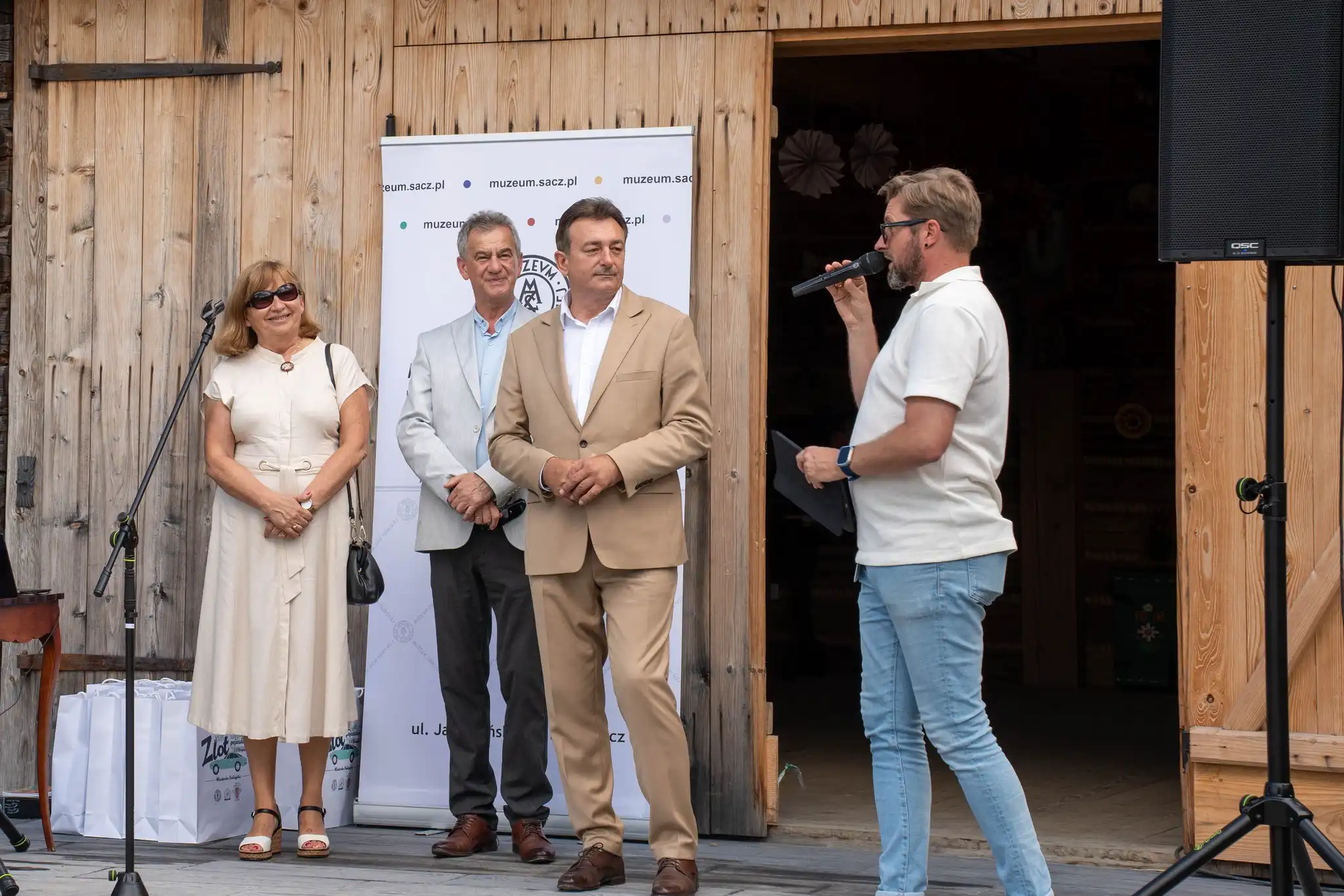 Motoryzacyjna podróż w czasie. XVII Zlot Zabytkowych Pojazdów zawitał do powiatu limanowskiego