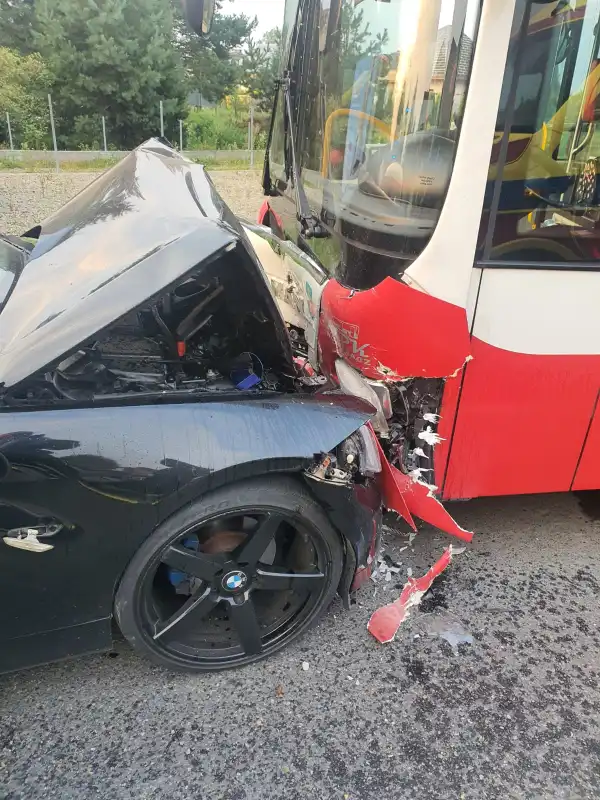Wypadek w Podrzeczu. Samochód osobowy zderzył się z autobusem. Dwie osoby trafiły do szpitala