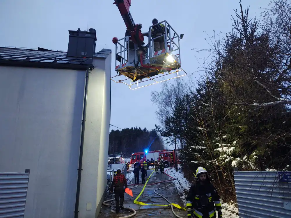 Pożar budynku w Cieniawie. Na parterze znajdował się warsztat samochodowy