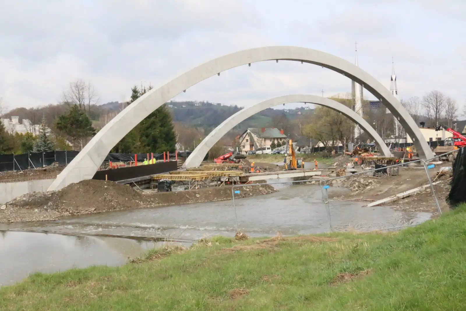 Limanowa: Trwają prace przy budowie mostu w ciągu ulicy Lipowej