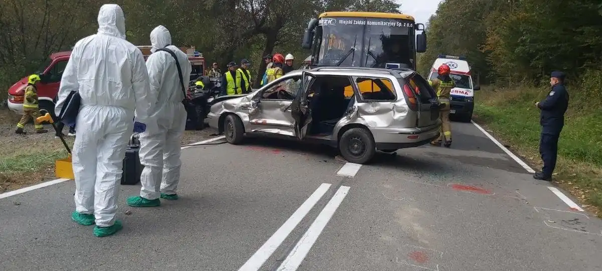Symulacja wypadku drogowego z udziałem autobusu i samochodu osobowego - ćwiczenia dowódczo - sztabowe w Bednarce