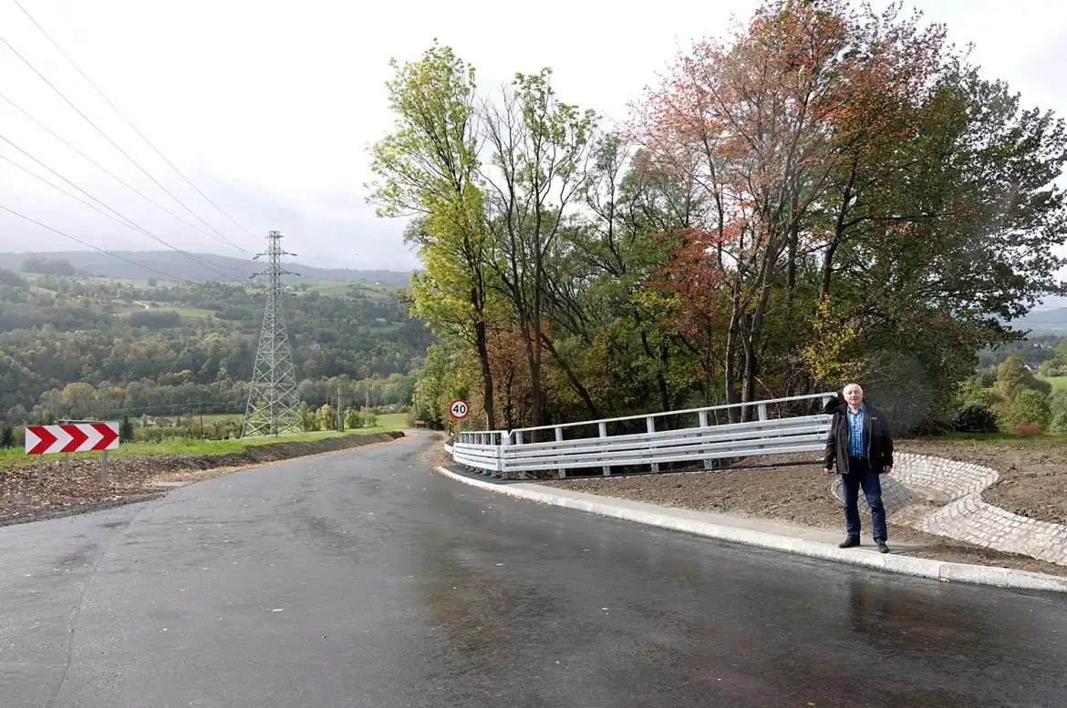 Nowy most i asfalt na drodze powiatowej Tęgoborze – Chomranice