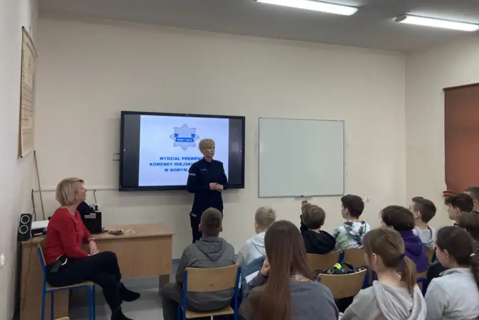 Spotkania profilaktyczne z udziałem policjantów w szkołach z terenu Nowego Sącza i powiatu nowosądeckiego
