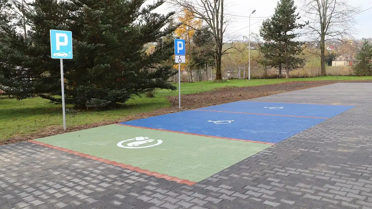 Parking przy szkole w Pisarzowej oddany do użytku mieszkańcom