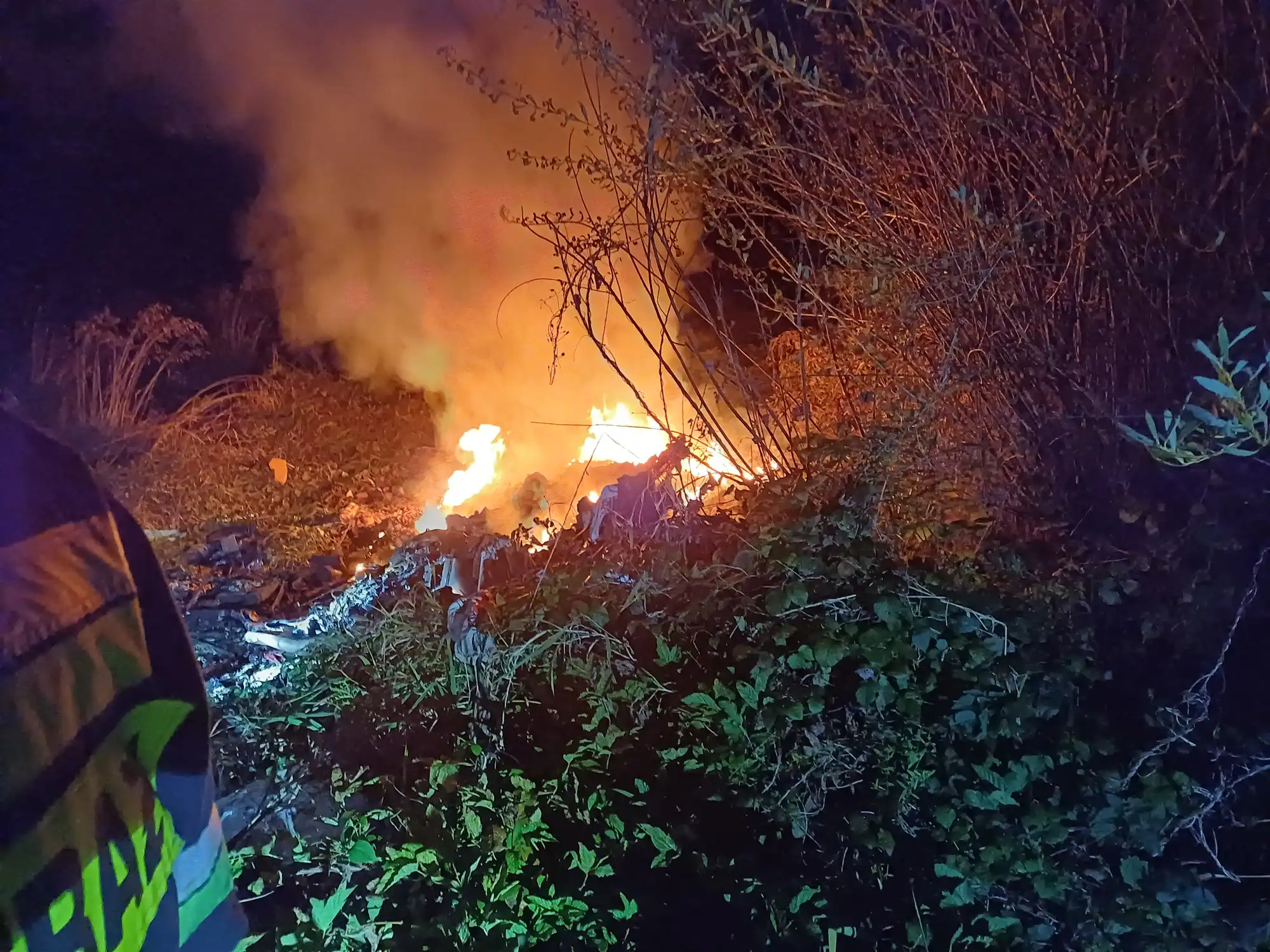 Pożar w Maszkowicach. Płonęły odpady i stare urządzenia elektryczne i gospodarstwa domowego