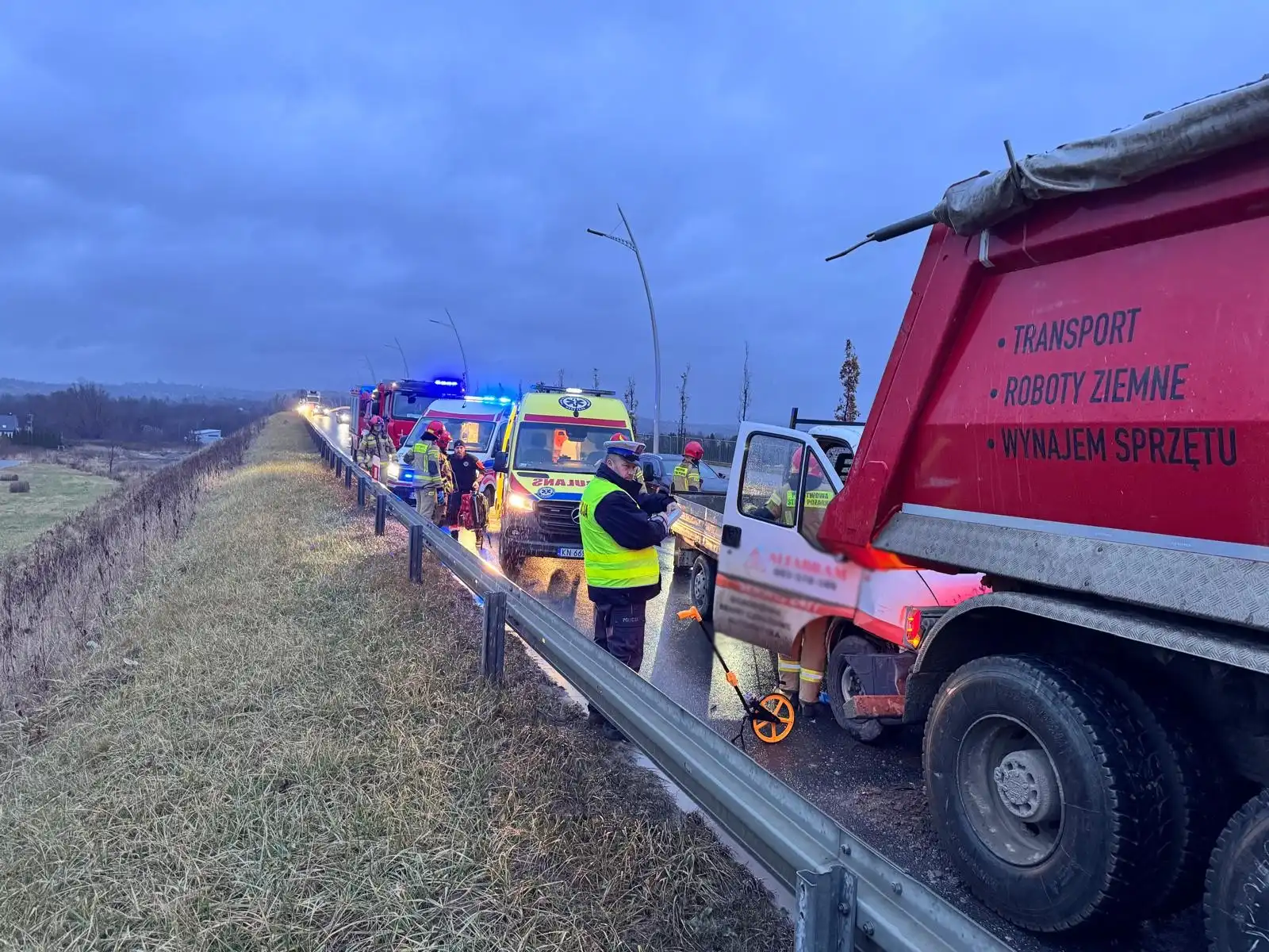 Wypadek na obwodnicy północnej Nowego Sącza. Kolizja dostawczaka z ciężarówką