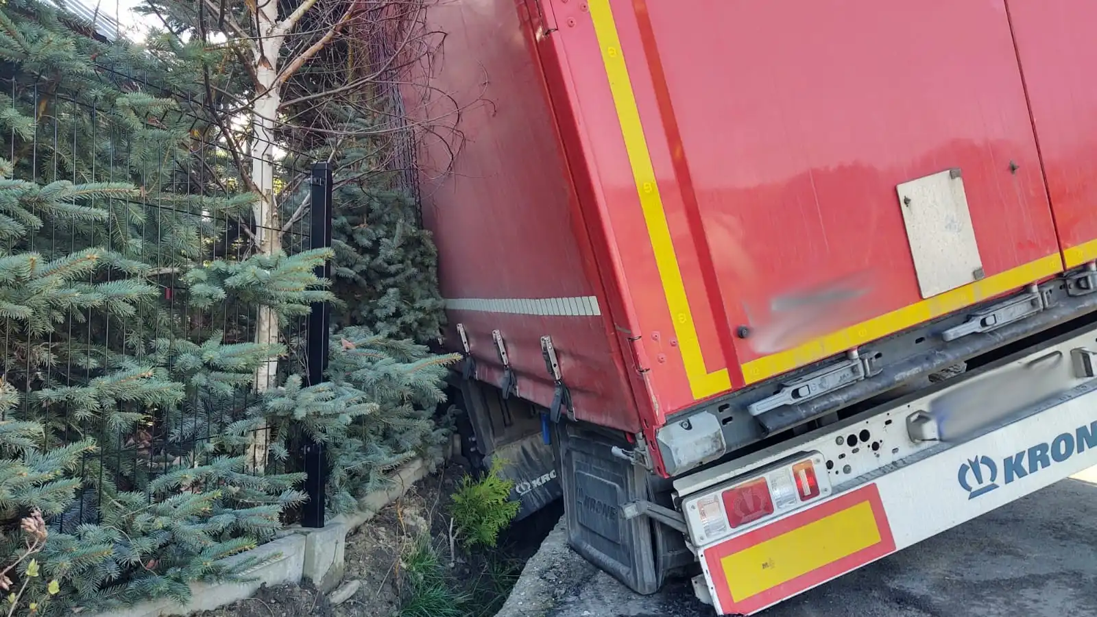 Kamionka Mała: naczepa ciężarówki wypadła z jezdni. Uszkodziła metalowe ogrodzenie