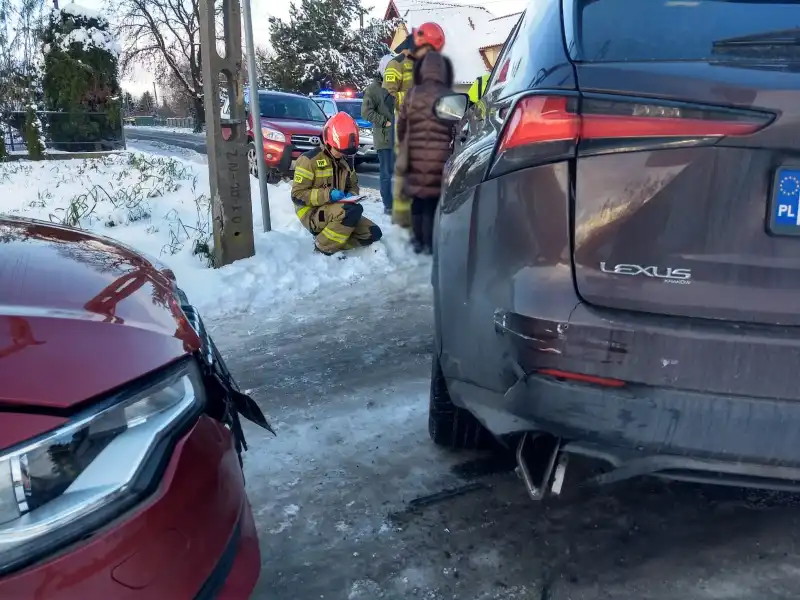 Kolizja trzech samochodów osobowych na ul. Radzieckiej w Nowym Sączu