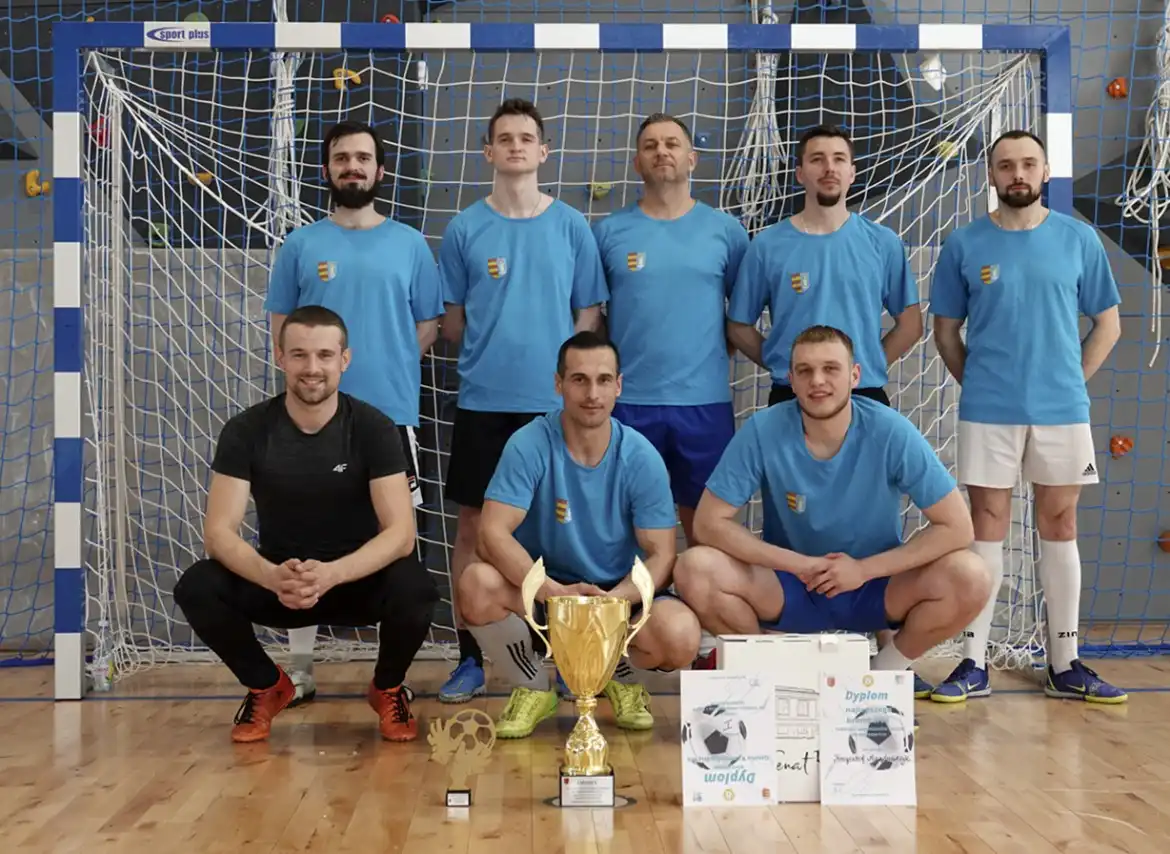 Halowy turniej piki nożnej służb mundurowych i samorządowych. Drużyna z Kamionki Wielkiej z pucharem