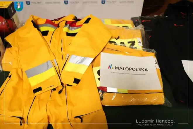 Nowy Sącz: Strażacy z Grupy Ratownictwa Specjalnego mają nową odzież i sprzęt