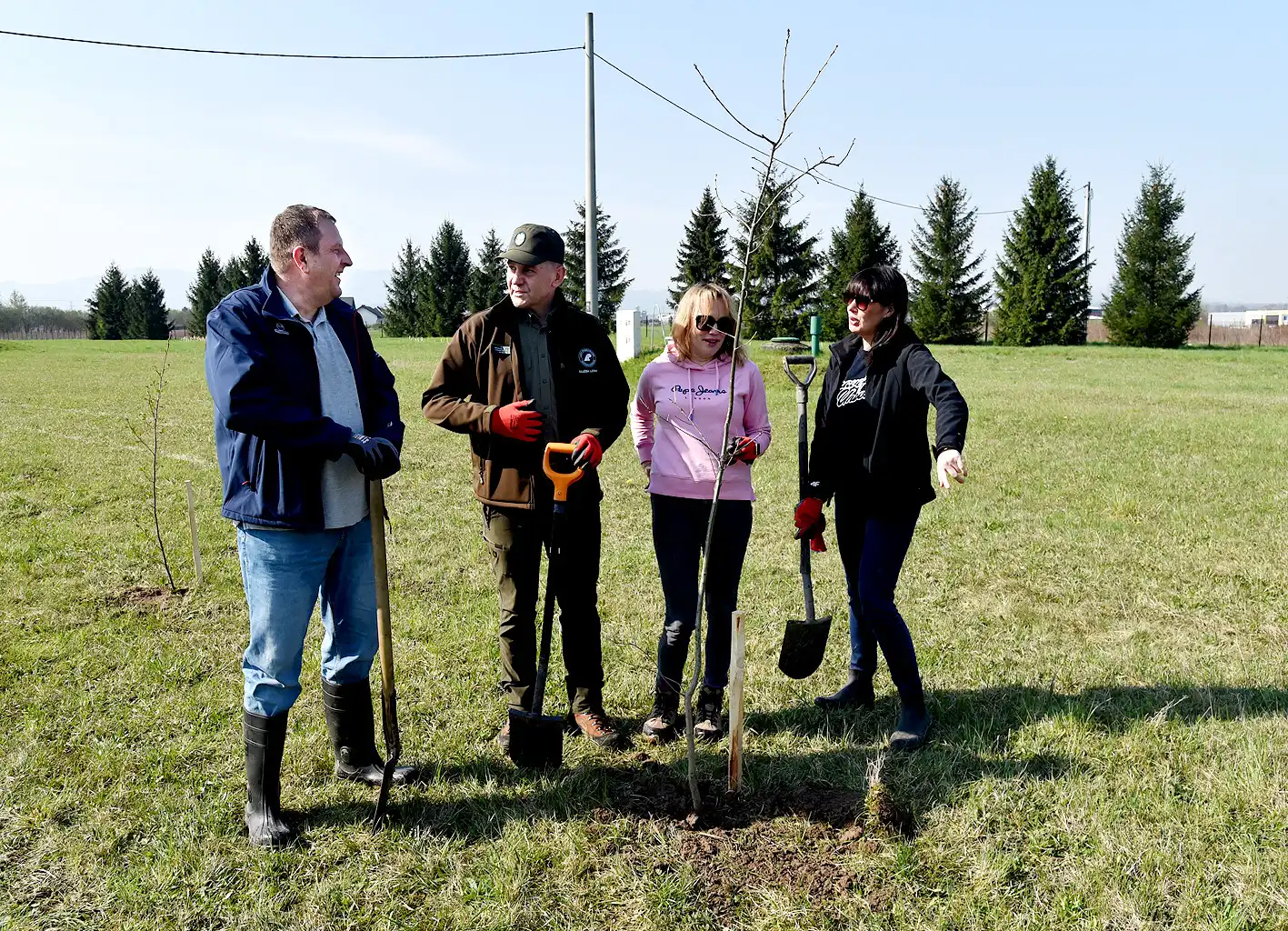 Park się rozrasta. 230 nowych drzewek przy obiektach Sądeckich Wodociągów