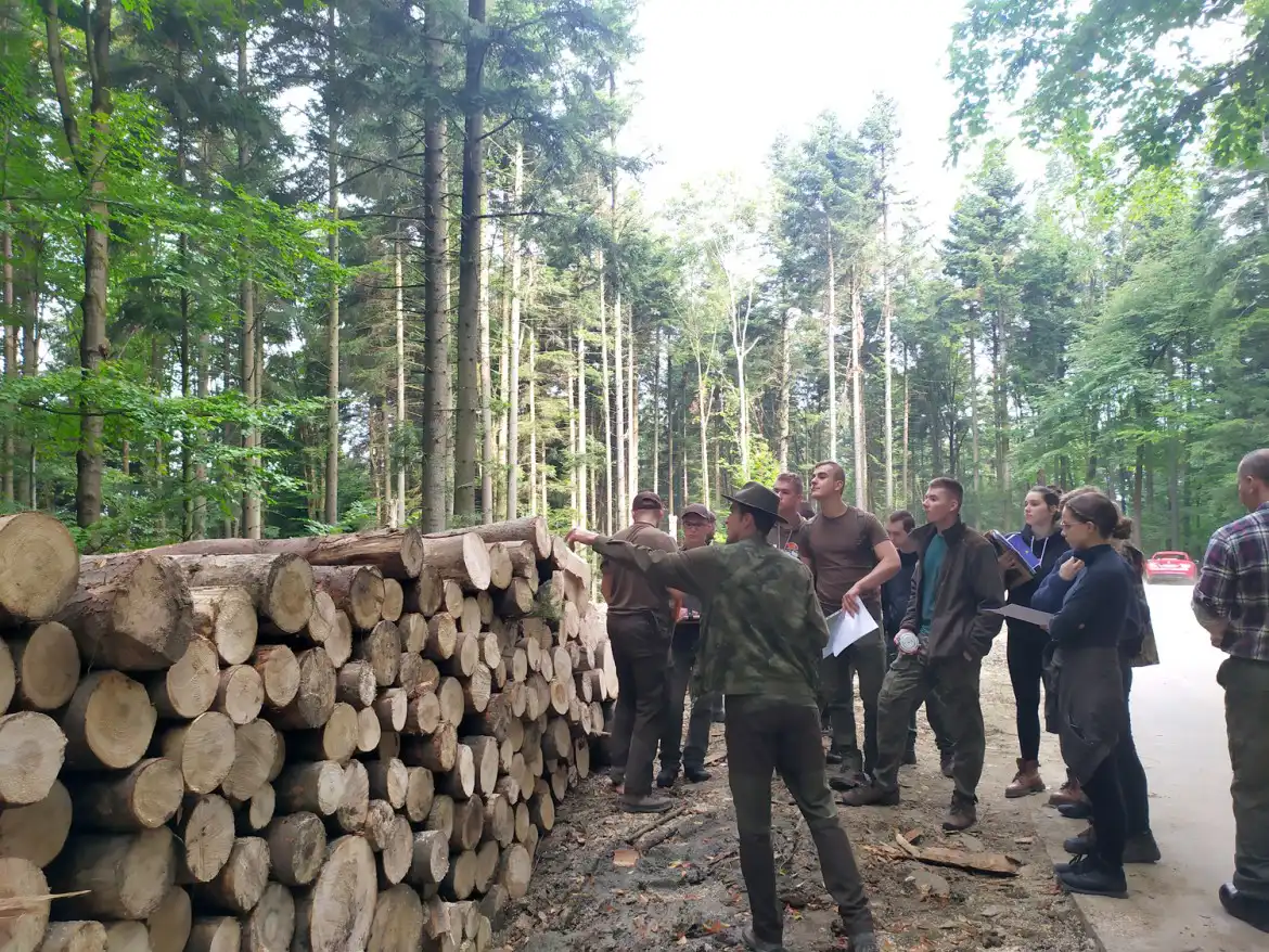 ZS w Starym Sączu: uczniowie odbywają praktyki w firmach i instytucjach oraz w… lesie