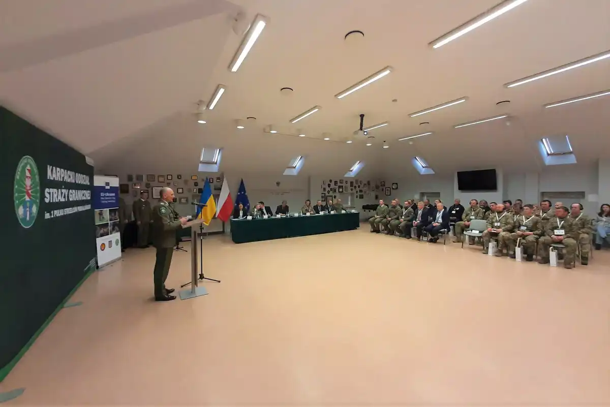 W Komendzie KaOSG przekazano ukraińskim żołnierzom psy saperskie