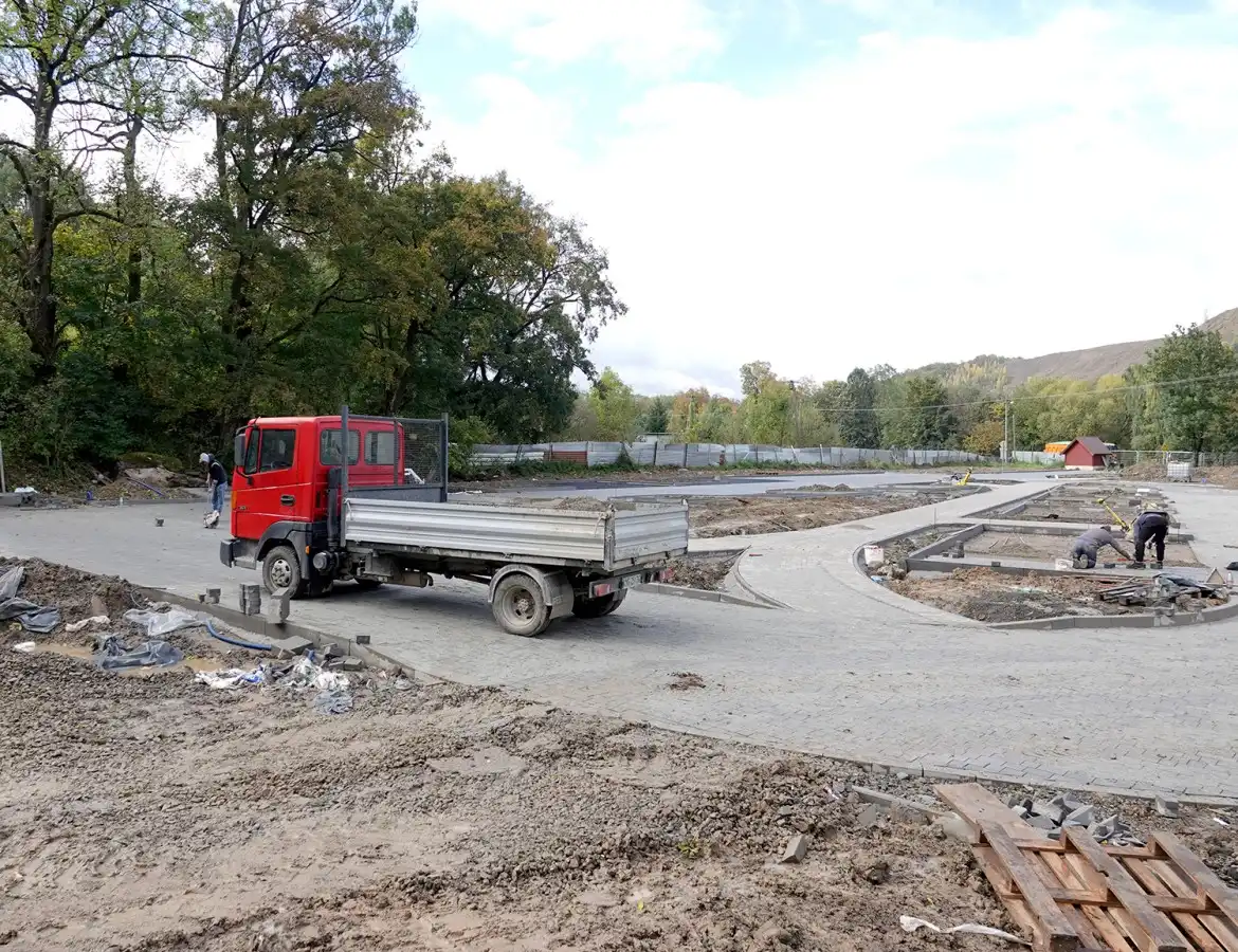 Trwa układanie kostki przed nową halą sportową przy ZS w Marcinkowicach