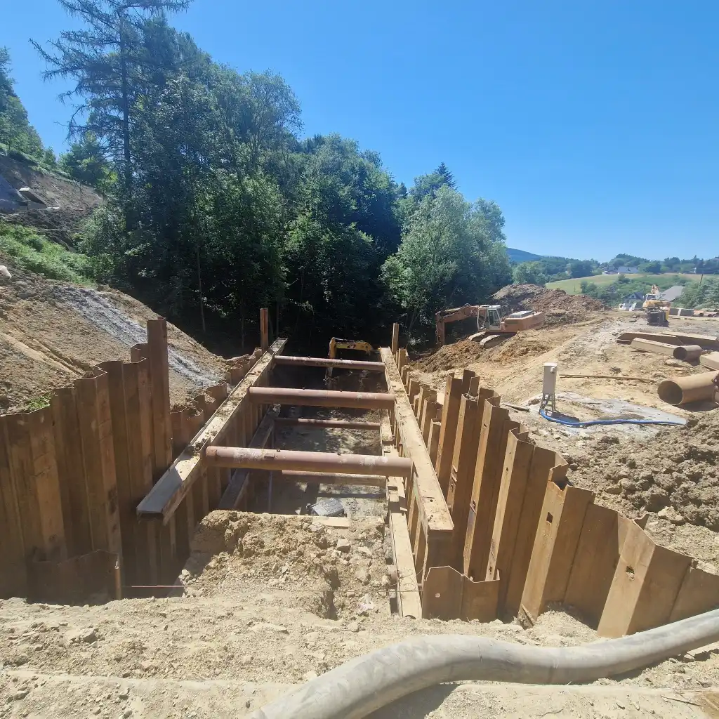 Trwa zabezpieczanie osuwiska w Laskowej Górnej. Ważna inwestycja na DW 965