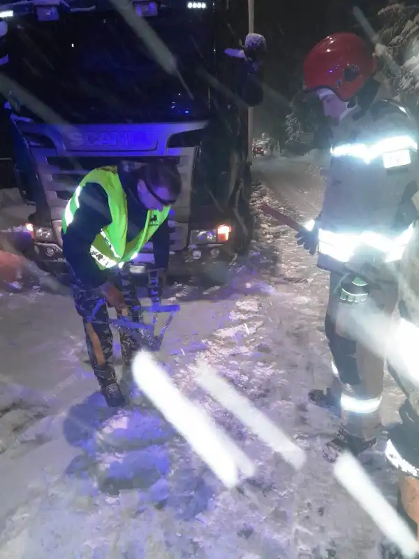Sądecczyzna: Weekendowy atak zimy. Interweniowali strażacy