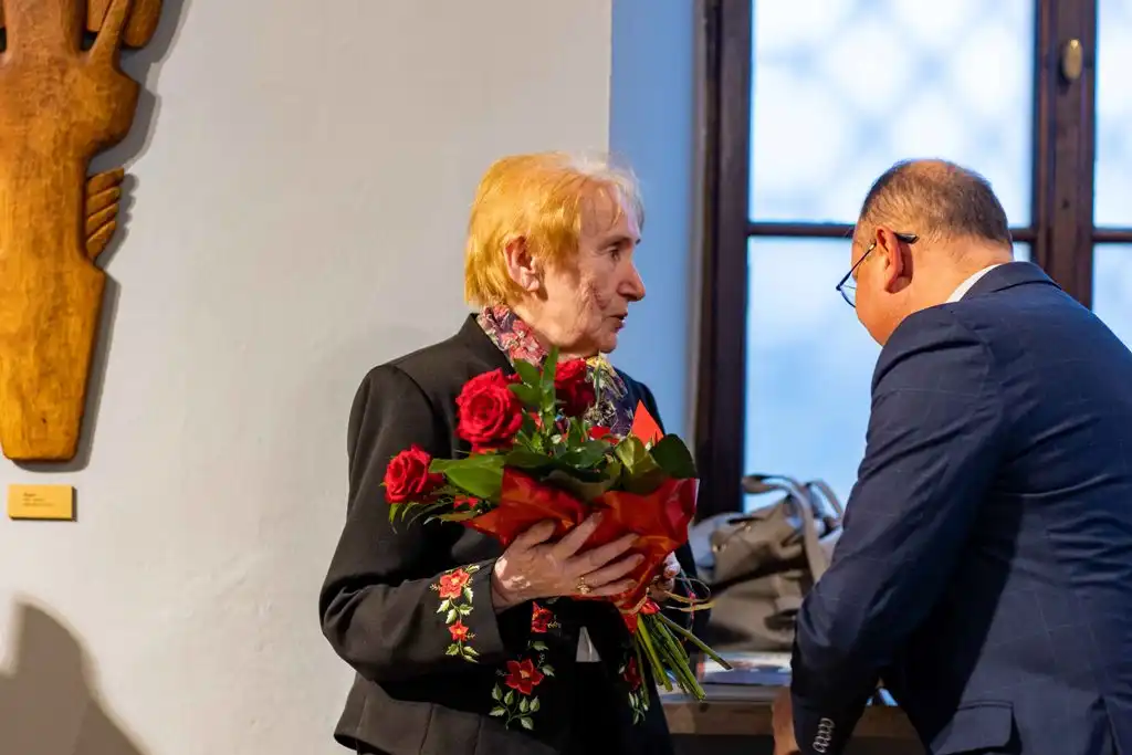 „Powrót do siebie”. Rzeźby Grzegorza Pecucha w Domu Gotyckim