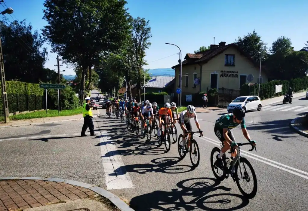 „Międzynarodowy wyścig kolarski Memoriał Jana Magiery”. Sądeccy policjanci zabezpieczali trasę przejazdu zawodników