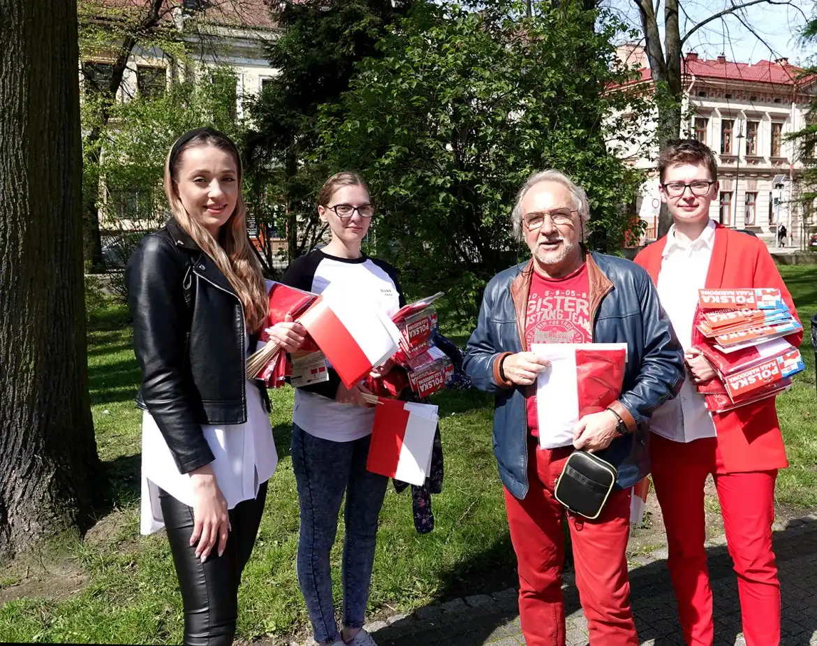 Rozdawali Flagi na święto Flagi