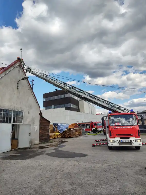 Pożar w zakładzie stolarskim w Chełmcu