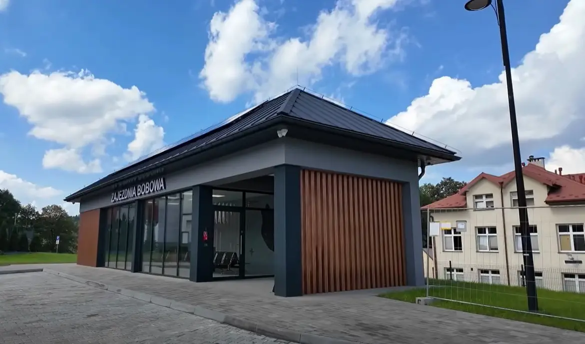 Pasażerowie w Bobowej już nie będą czekać pod starą wiatą. Nowa zajezdnia jest gotowa