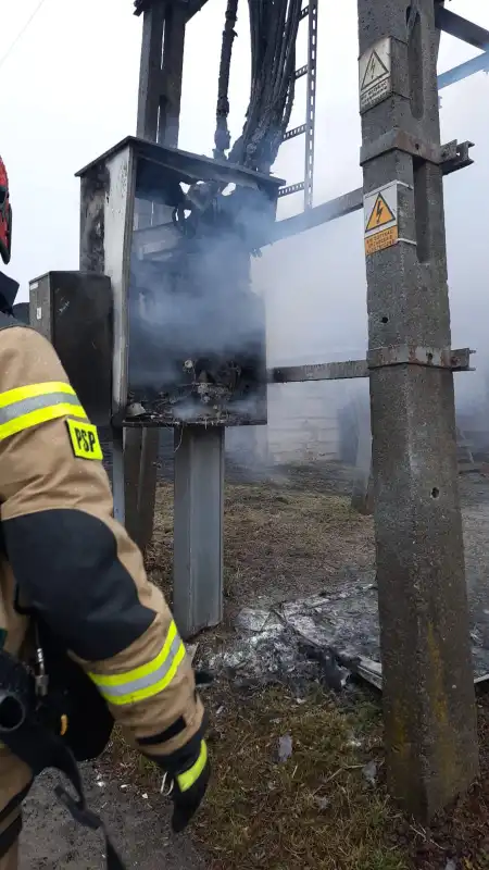 Dąbrowa: Na jednym ze słupów płonęła skrzynka rozdzielcza