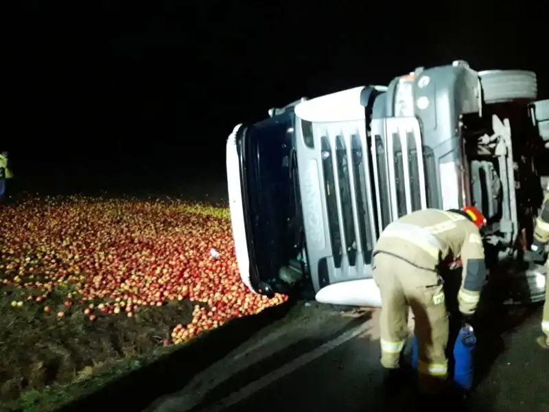 Olszanka: Ciężarówka wioząca jabłka wywróciła się