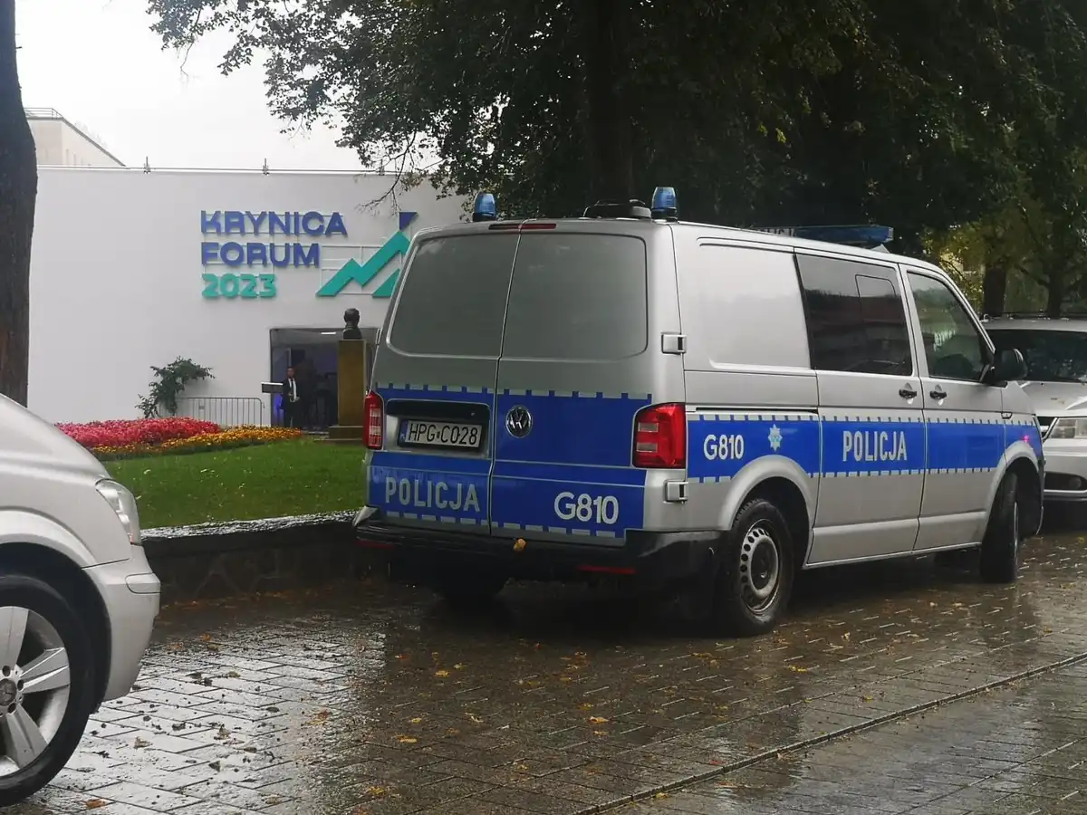 Sądeccy i kryniccy policjanci wspierani przez mundurowych z Krakowa dbali o bezpieczeństwo podczas konferencji „Krynica Forum 2023”