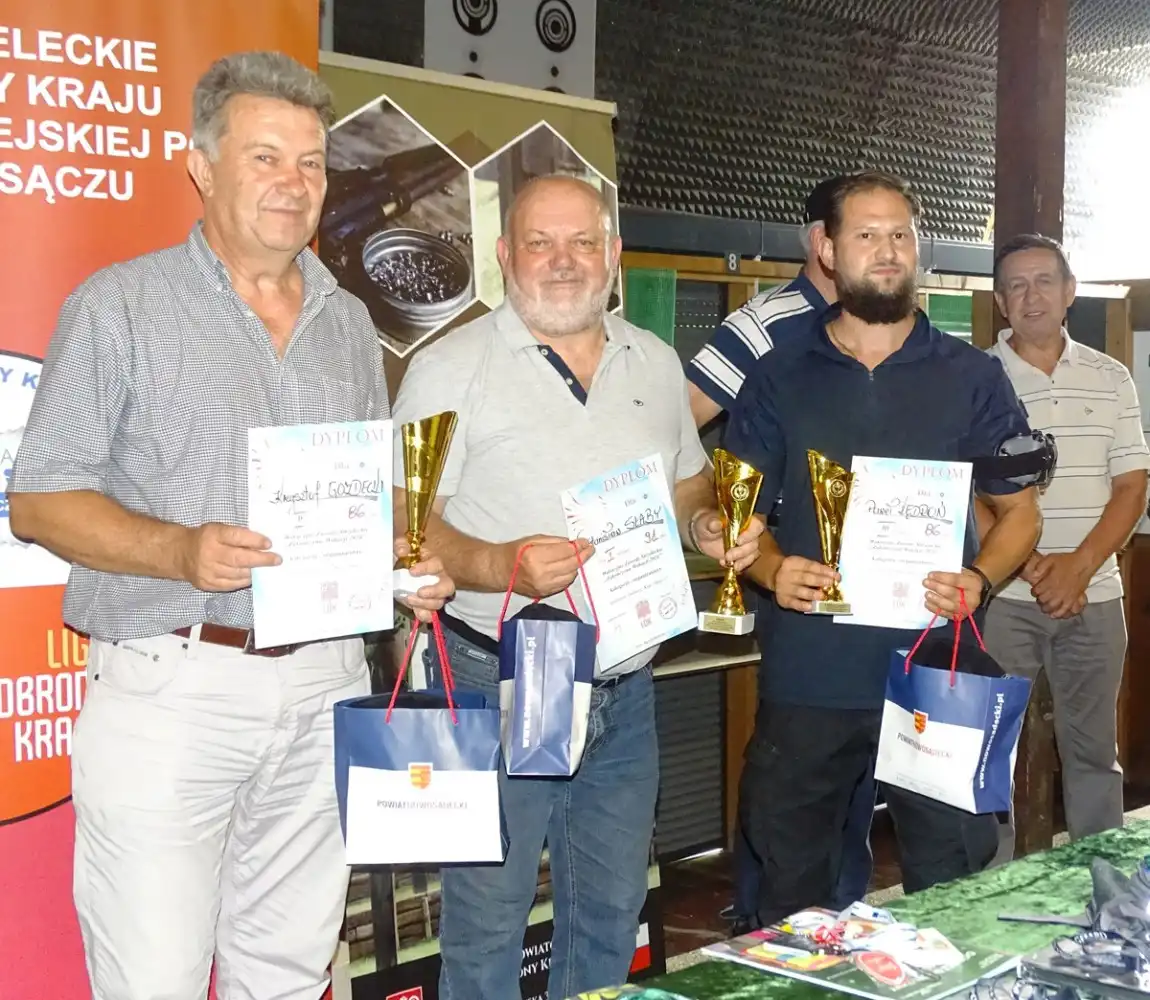 Medale, puchary i słodkości dla najlepszych strzelców