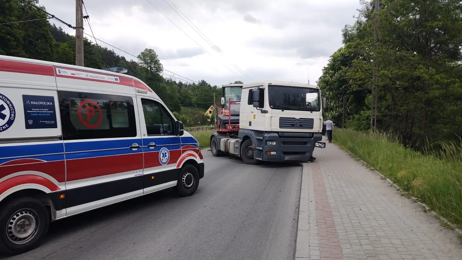 Wypadek w Jamnicy. Ciężarówka zderzyła się z osobówką. Jedna osoba trafiła do szpitala