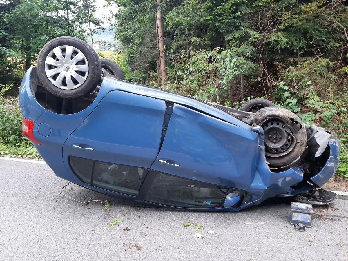 Wypadek w Krasnem Potockiem: Dachowała osobówka. Jedna osoba w szpitalu