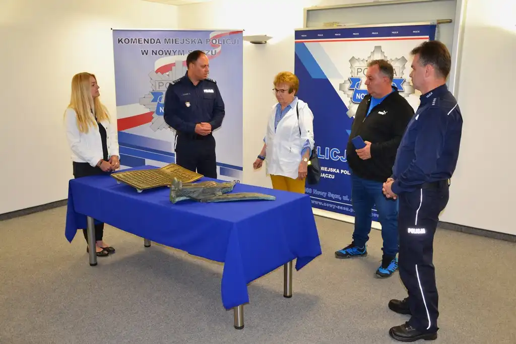 Okradł pomnik Romana Stramki – bohaterskiego kuriera Armii Krajowej. Cmentarny złodziej w rękach Policji