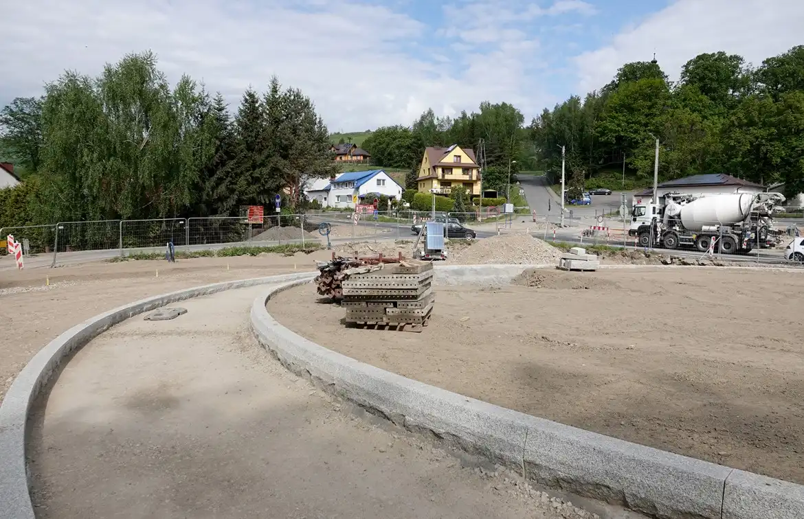 Budowa ronda w Jazowsku nabiera tempa. Zakończenie jeszcze w tym roku