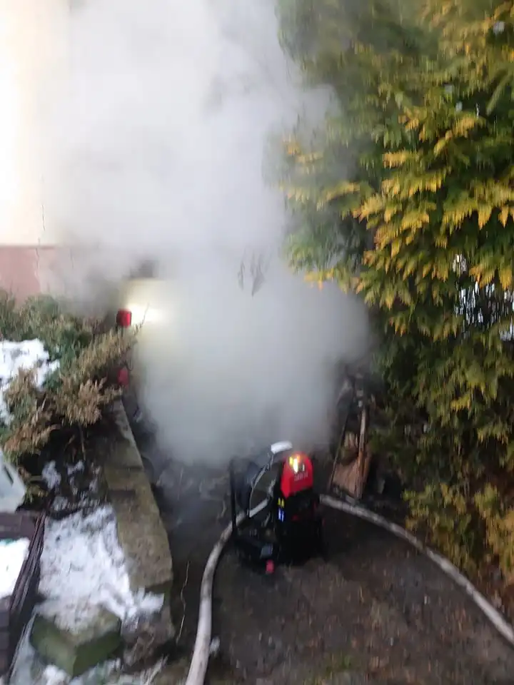 Lipowe: Pożar garażu w budynku mieszkalnym. Jedna osoba poszkodowana