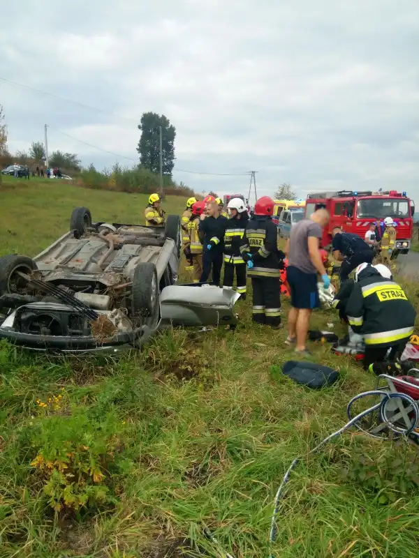 Wypadek w Gostwicy. Dachowała osobówka