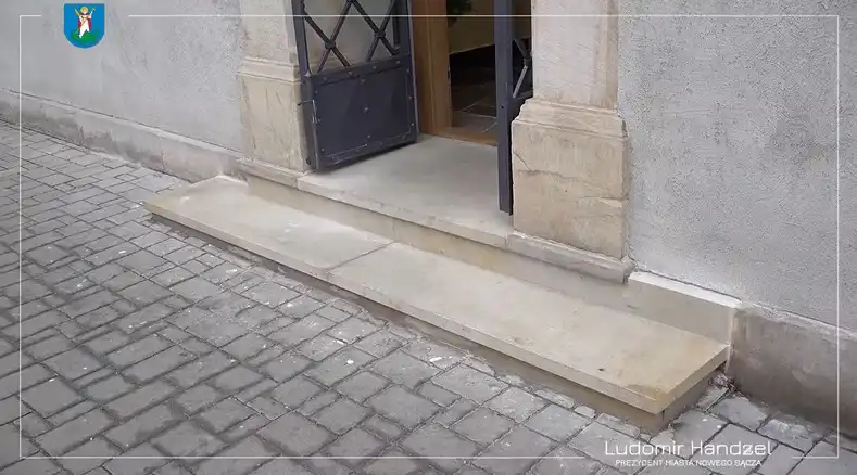 Zakończył się remont drzwi wejściowych w siedzibie Sądeckiej Biblioteki Publicznej