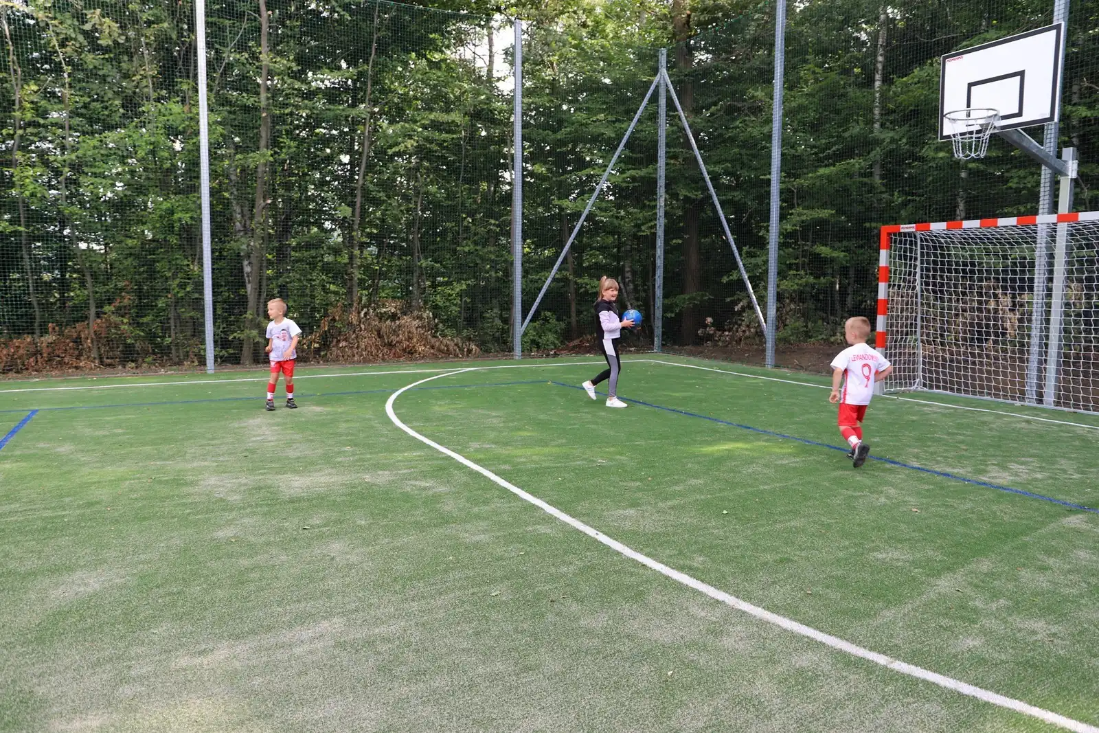 W Bałażówce zmodernizowano boisko. Powstał też nowy plac zabaw