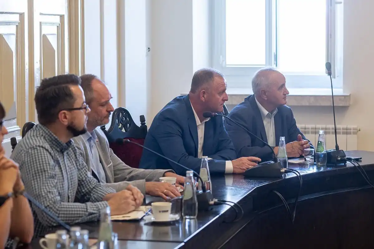 Wicemarszałek Józef Gawron spotkał się z samorządowcami ziemi gorlickiej. Dyskutowano o zmianach Programu Ochrony Powietrza