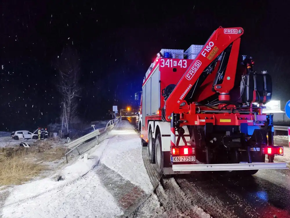 Wypadek w Paszynie. Samochód wypadł z drogi i uderzył w bariery energochłonne. Dwie osoby trafiły do szpitala