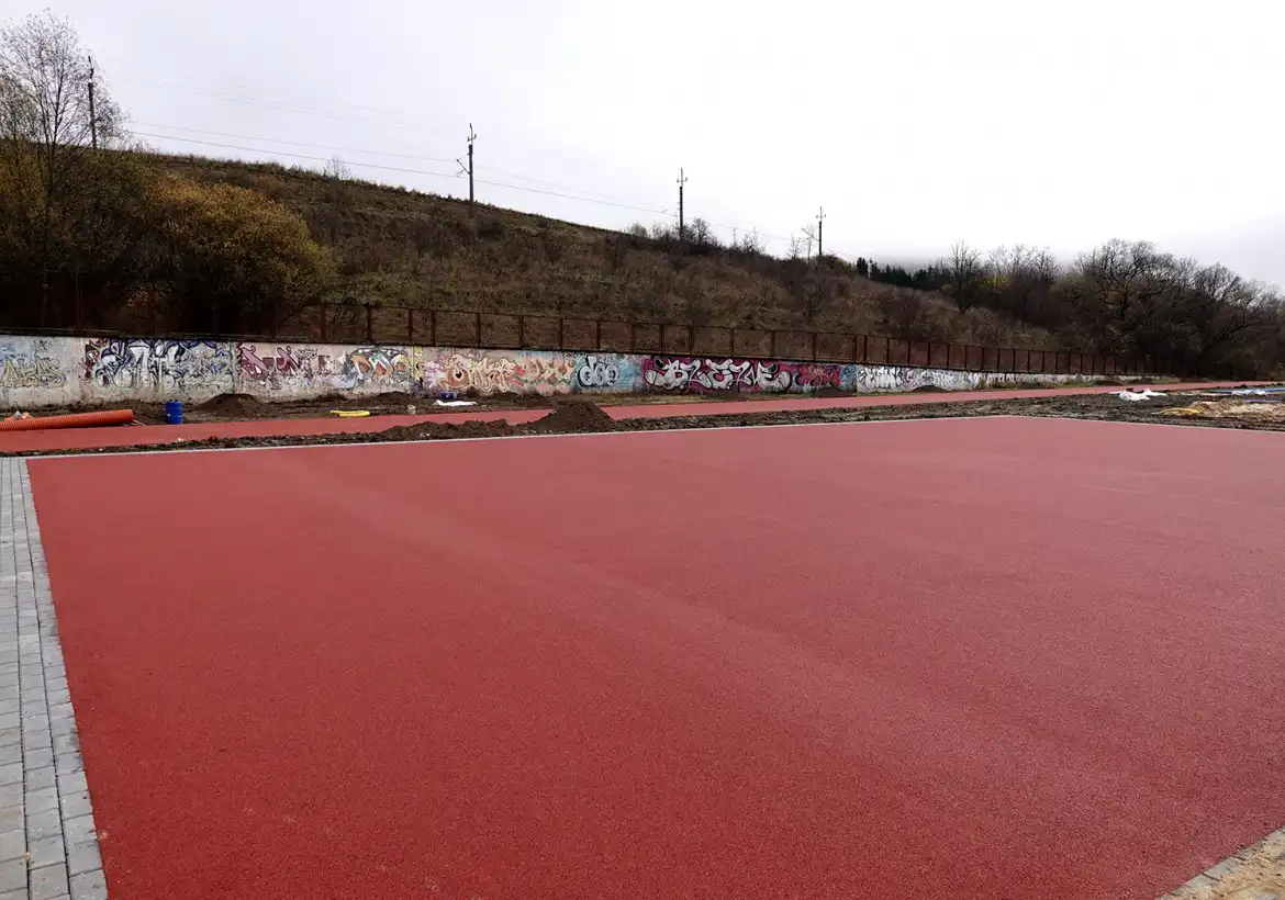 Przy ZSP w Krynicy-Zdroju powstaje nowoczesny kompleks boisk i bieżni