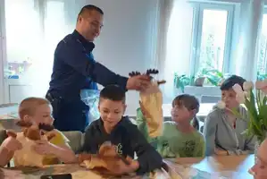 Policjanci z KPP w Gorlicach czuwają nad bezpieczeństwem uchodźców a najmłodszym wręczają maskotki