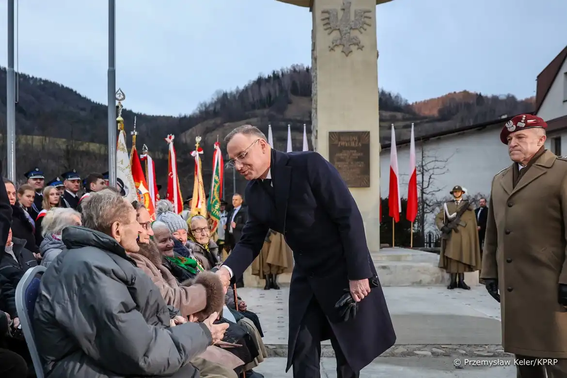 Prezydent Duda upamiętnił ofiary Krwawej Wigilii w Ochotnicy Dolnej