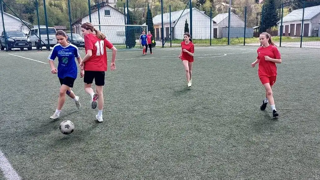 Powiatowy turniej piłki nożnej. Dziewczyny z ZSP w Nawojowej zajęły I miejsce