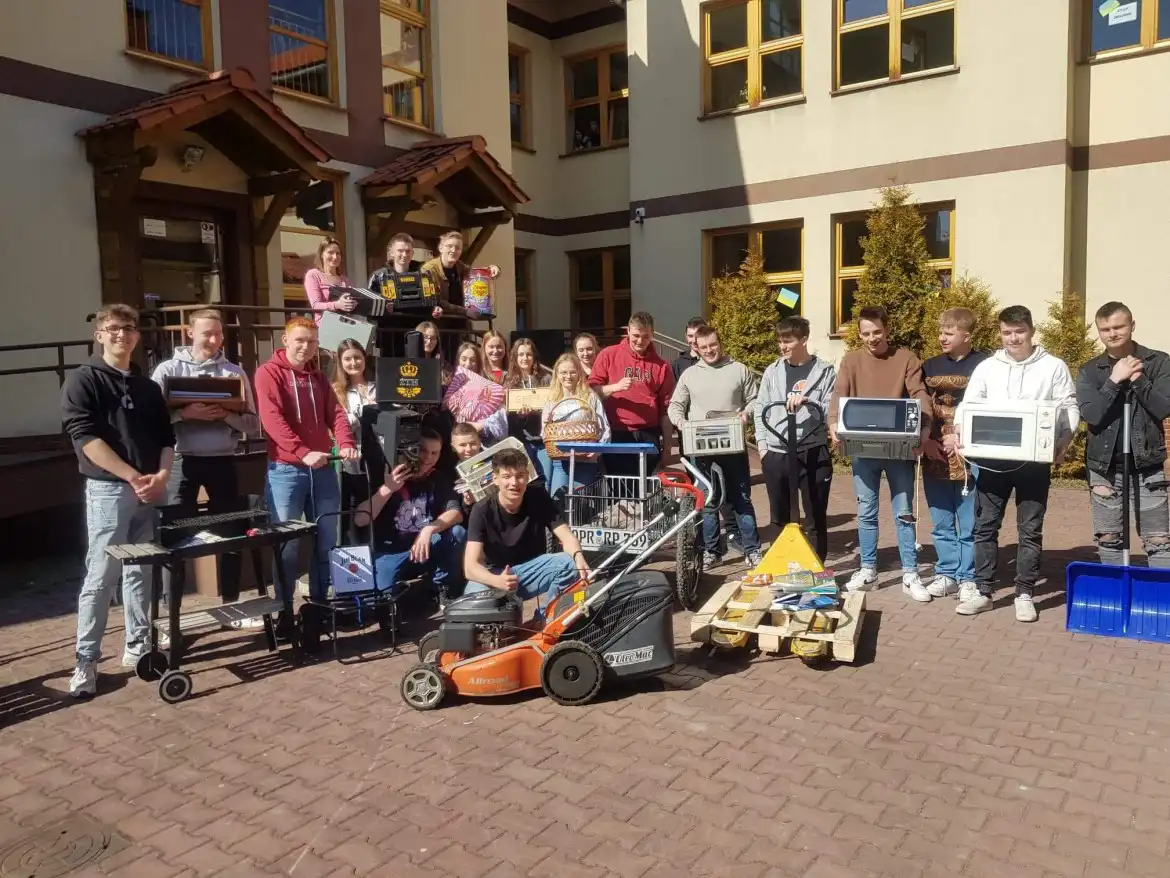 ZS w Łącku: podręczniki na podnośniku