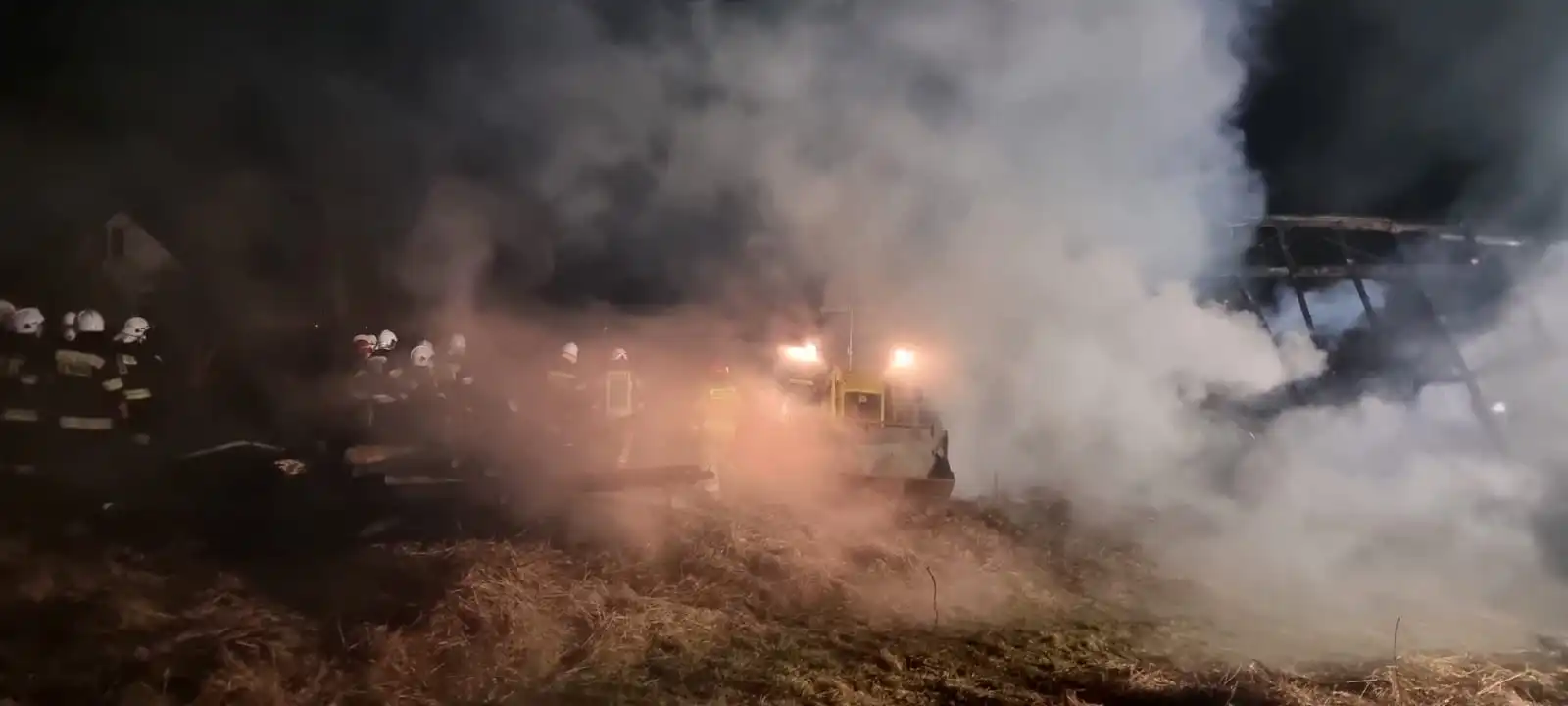 Pożar budynku gospodarczego w Olszanie. Z ogniem walczyło 10 zastępów straży