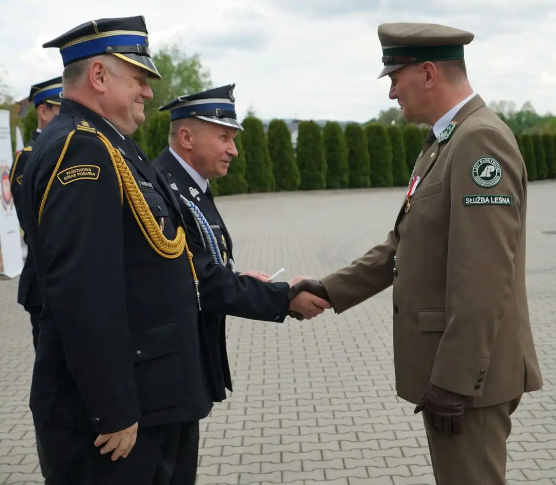 Powiatowy Dzień Strażaka. Starosta wręczył Złote Jabłka Sądeckie strażakom ze Specjalistycznej Grupy Poszukiwawczo-Ratowniczej