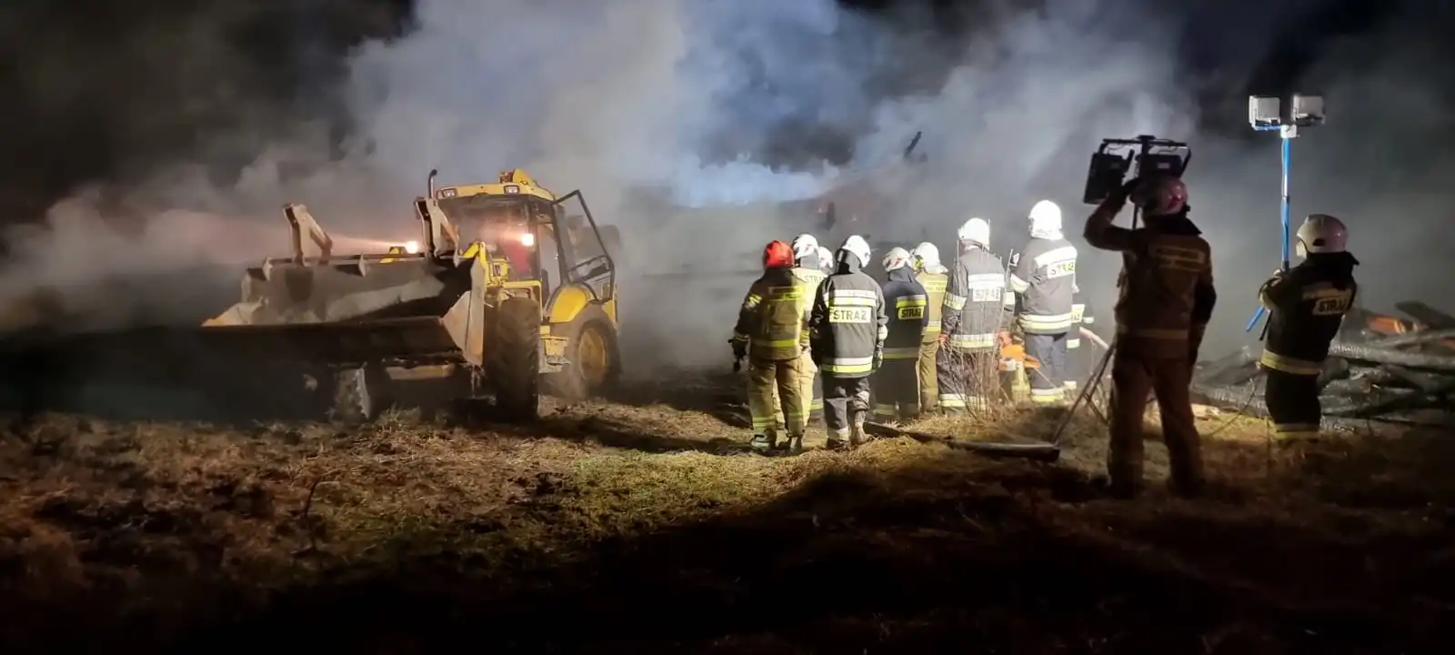 Pożar budynku gospodarczego w Olszanie. Z ogniem walczyło 10 zastępów straży