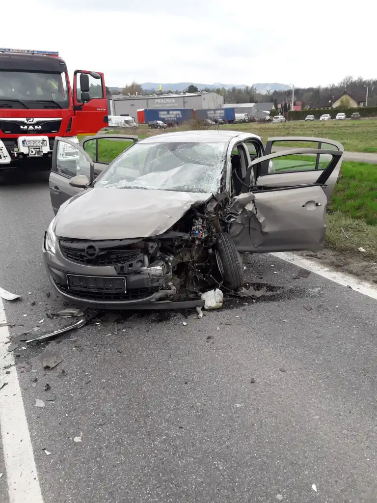 Wypadek na ul. Jana Pawła II w Starym Sączu. Trzy osoby trafiły do szpitala